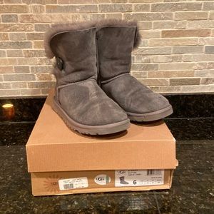Gently worn- UGGS- Bailey Button gray- size 6